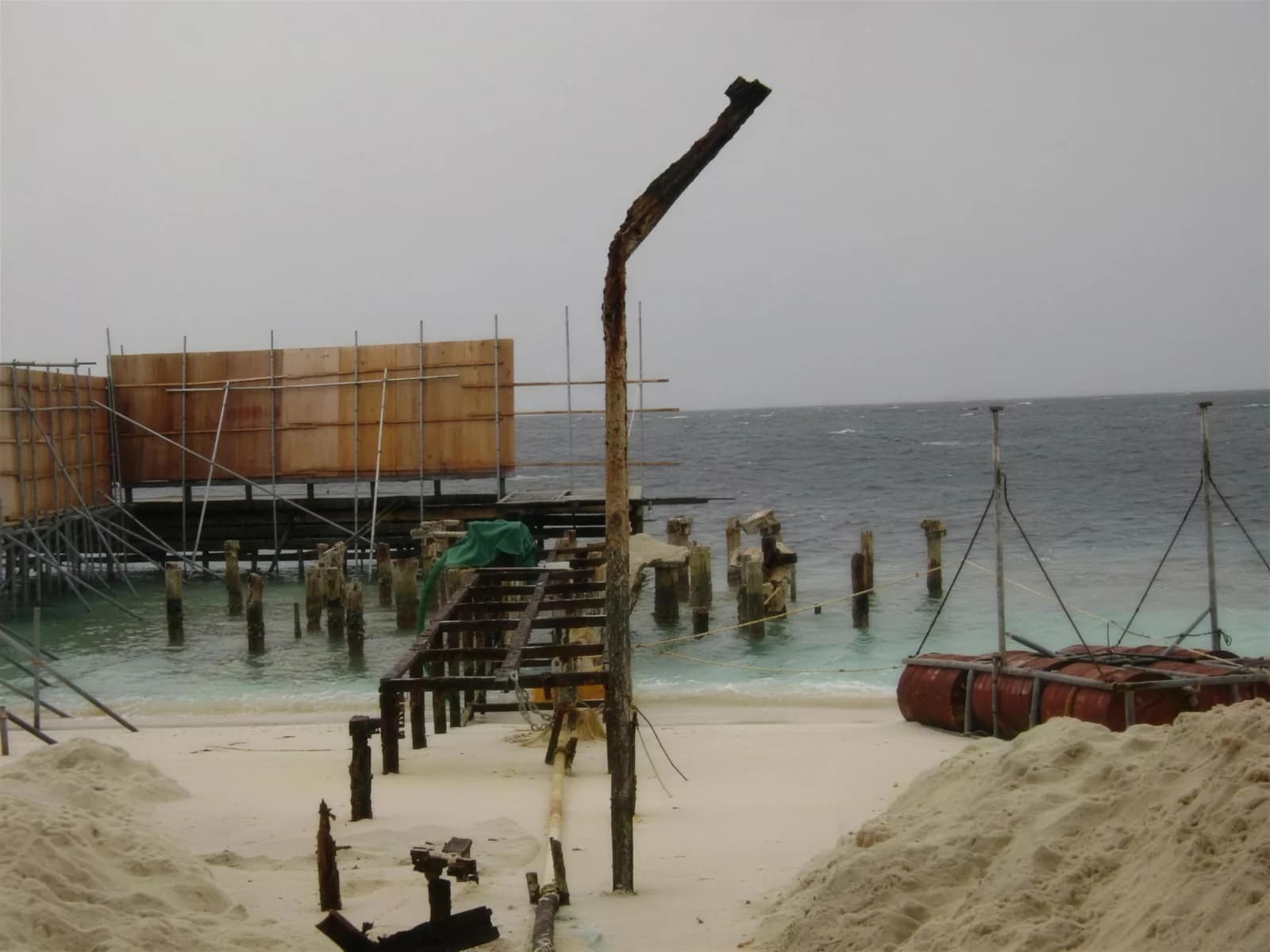 Driven piles and pile caps for a new jetty in shallow water at Angsana Ihuru