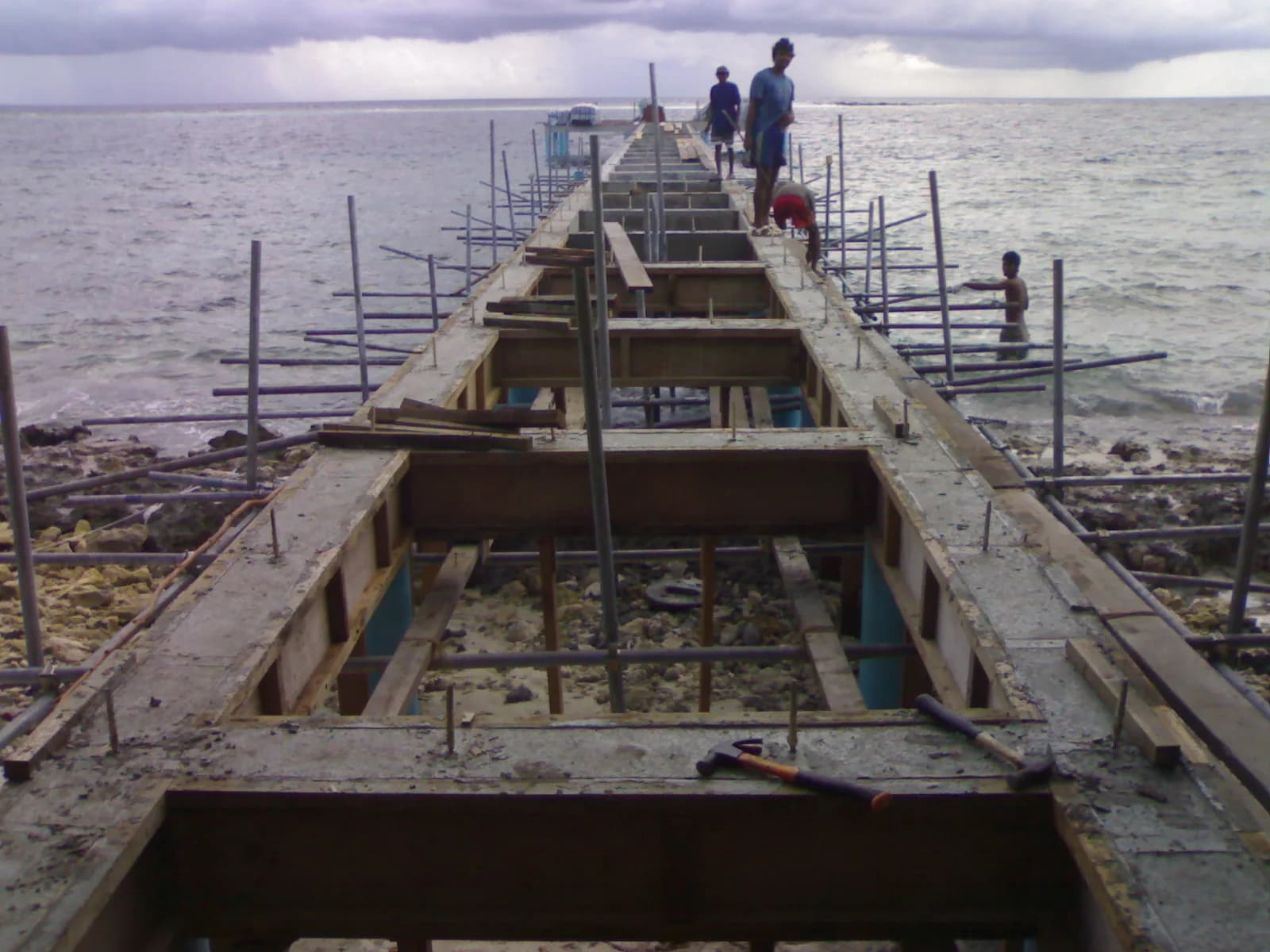 Jetty and deck structure under construction at Ethere Madivaru