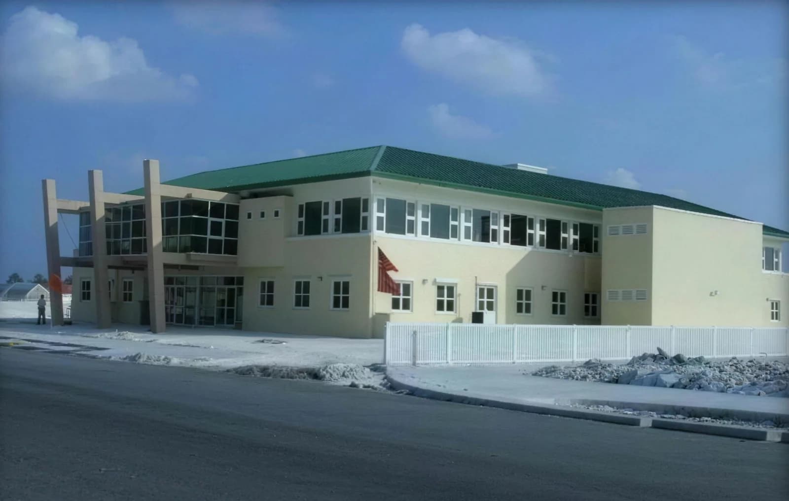 Completed building alongside a new road in Hulhumalé